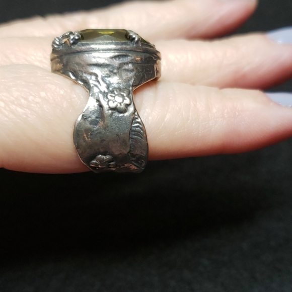 Olive green faceted stone in handcrafted setting - Picture 3 of 4